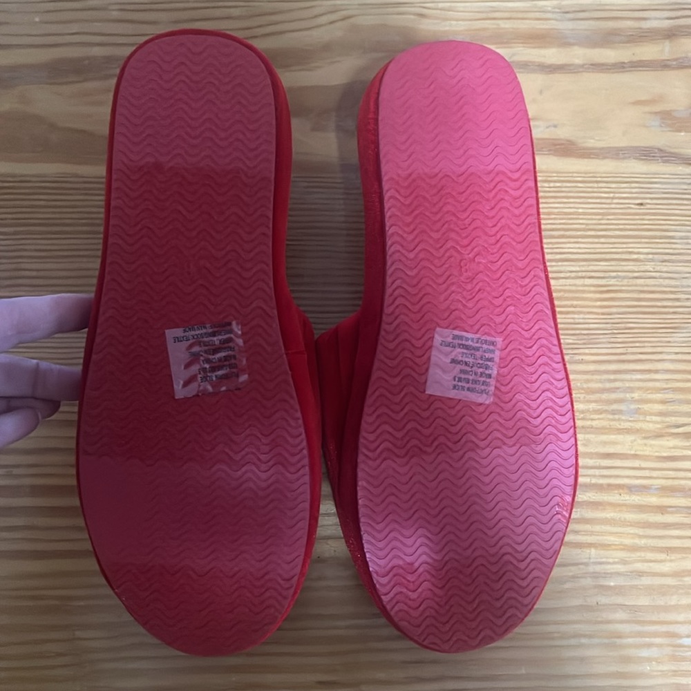 Fabletics red velvet slippers, size 8, NWOT - Picture 4 of 5